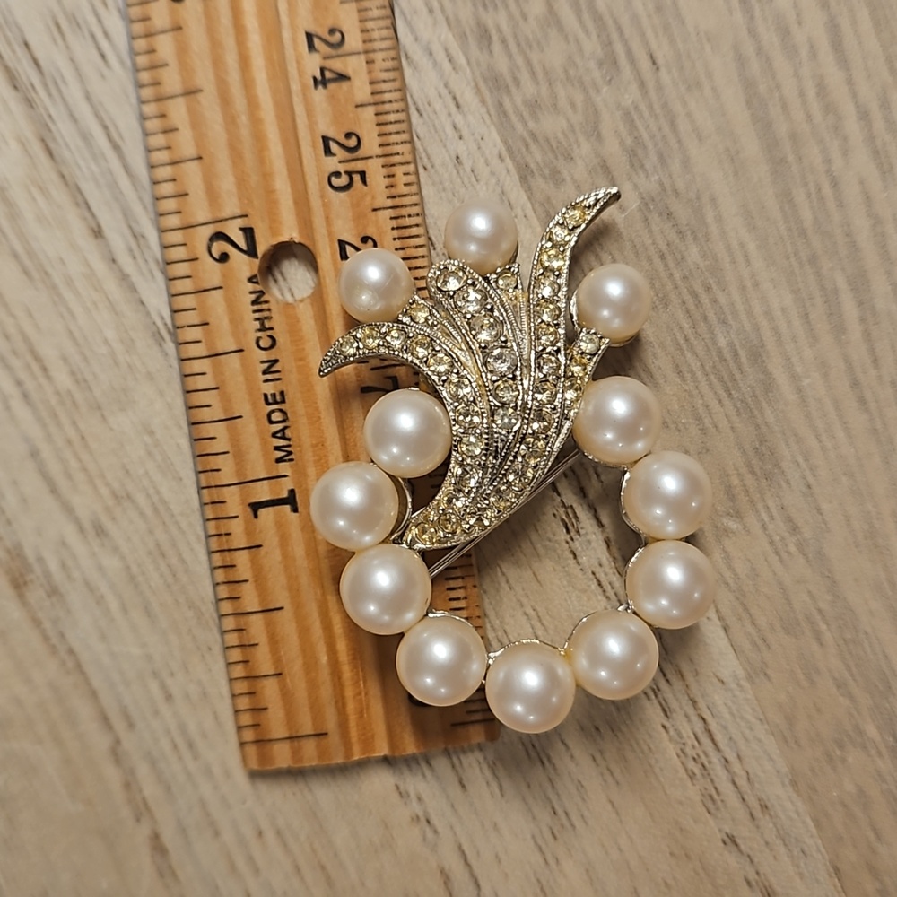 Vintage silver tone pearl and clear rhinestone brooch unsigned beauty - Picture 3 of 5